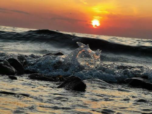 Floating Seahouse Ocean Beauty 1