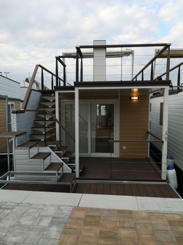 Floating Seahouse Ocean Beauty 1