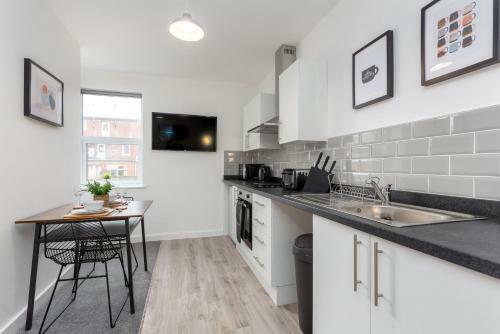 Charles Alexander Short Stay - Charnley House Apartments