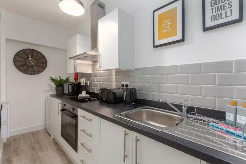 Charles Alexander Short Stay - Charnley House Apartments