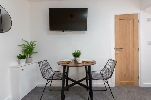 Charles Alexander Short Stay - Charnley House Apartments