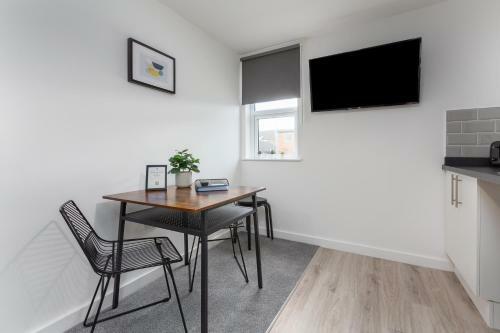 Charles Alexander Short Stay - Charnley House Apartments