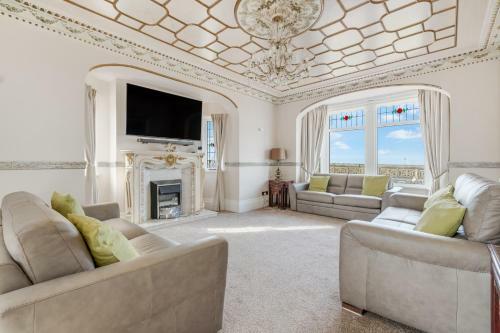Queens Crest By Sasco Apartments