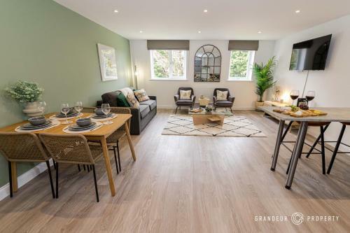 A Romantic Apartment, Balcony & Parking, Close To Beach