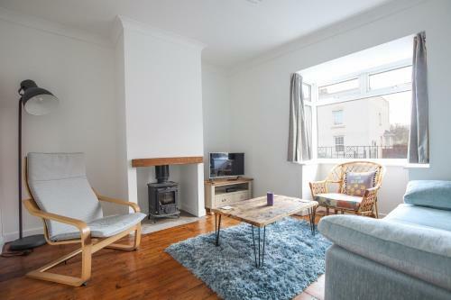 Contemporary Home In Friendly Easton, Free Parking