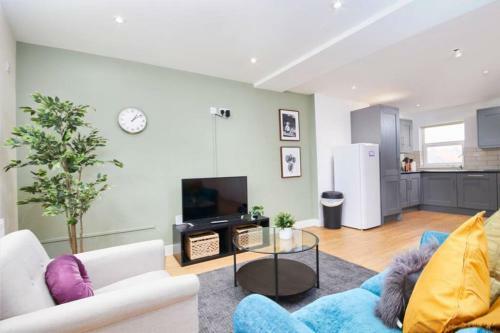 Large Bristol Apartment-sleeps 11 -parking -wifi