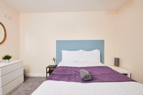 Large Bristol Apartment-sleeps 11 -parking -wifi