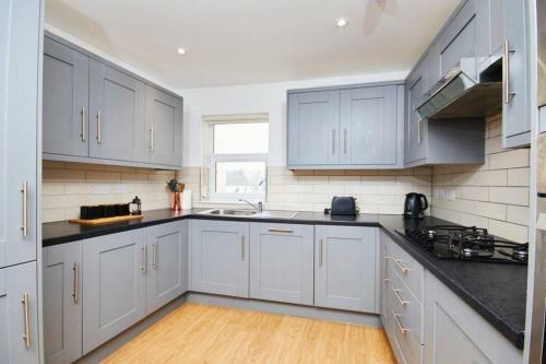 Large Bristol Apartment-sleeps 11 -parking -wifi