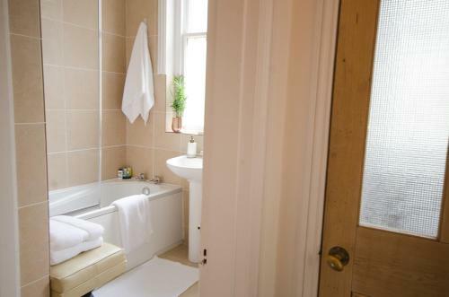 Seaview Apartment - Central Hove With Parking