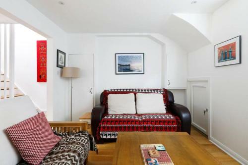 Superb 2 Bed Townhouse Next To The Level Park