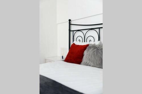 Superb 2 Bed Townhouse Next To The Level Park