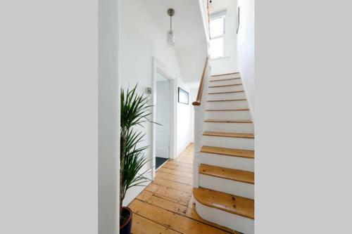 Superb 2 Bed Townhouse Next To The Level Park