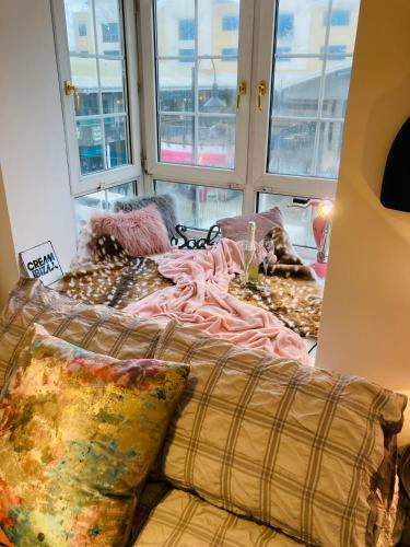 Funky Unique 2-bedroom Apartment With Parking