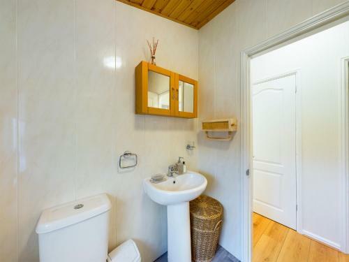 3 Bedroom Lakeview Lodge - Ensuite & Balcony Deck