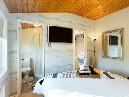 3 Bedroom Lakeview Lodge - Ensuite & Balcony Deck
