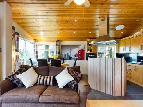 3 Bedroom Lakeview Lodge - Ensuite & Balcony Deck