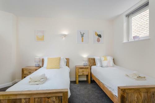 2 Bedroom City Centre Townhouse - With Parking