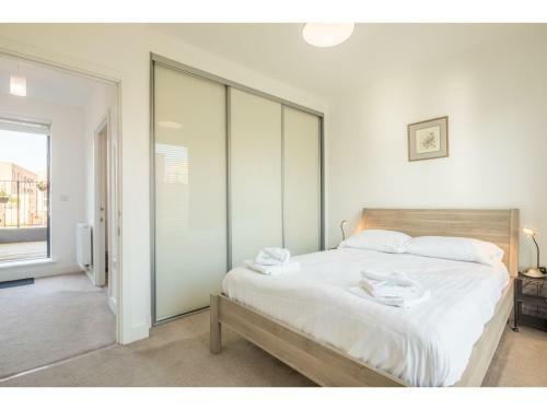 Pass The Keys Modern 2 Bed Property With Balcony And Garden