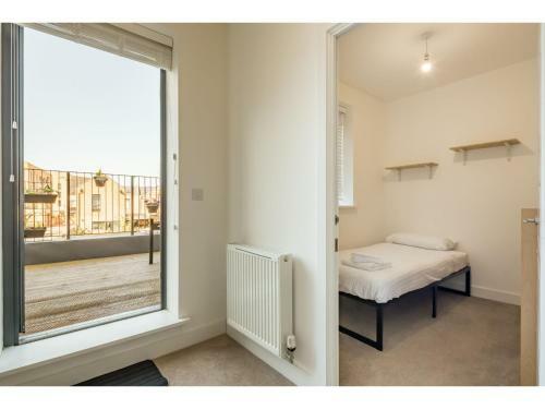 Pass The Keys Modern 2 Bed Property With Balcony And Garden