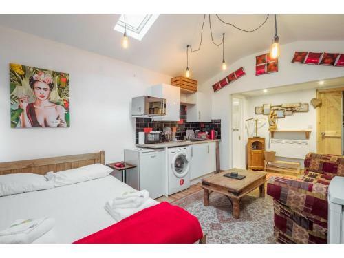 Hostal Pass The Keys Quirky Cabin In Cambridge