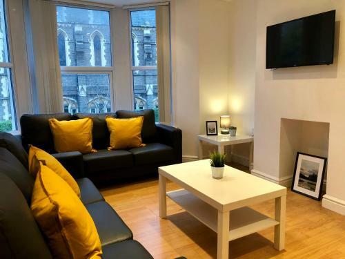 8 Person, 4 Bedroom Light, Warm & Modern Apartment