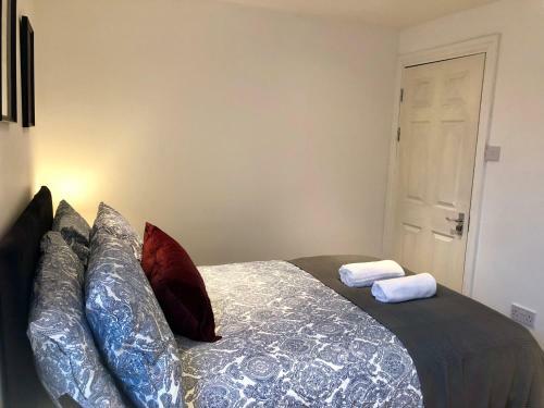 8 Person, 4 Bedroom Light, Warm & Modern Apartment