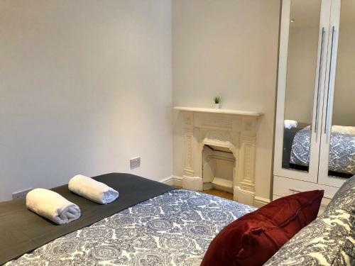 8 Person, 4 Bedroom Light, Warm & Modern Apartment