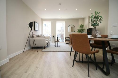 Apartamento Modern 2 Br Flat, 6 Mins Drive In City Centre!