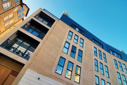 Apartamento Modern 2 Br Flat, 6 Mins Drive In City Centre!