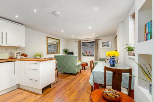 The Coach House, Centrally Located Detached Coach House
