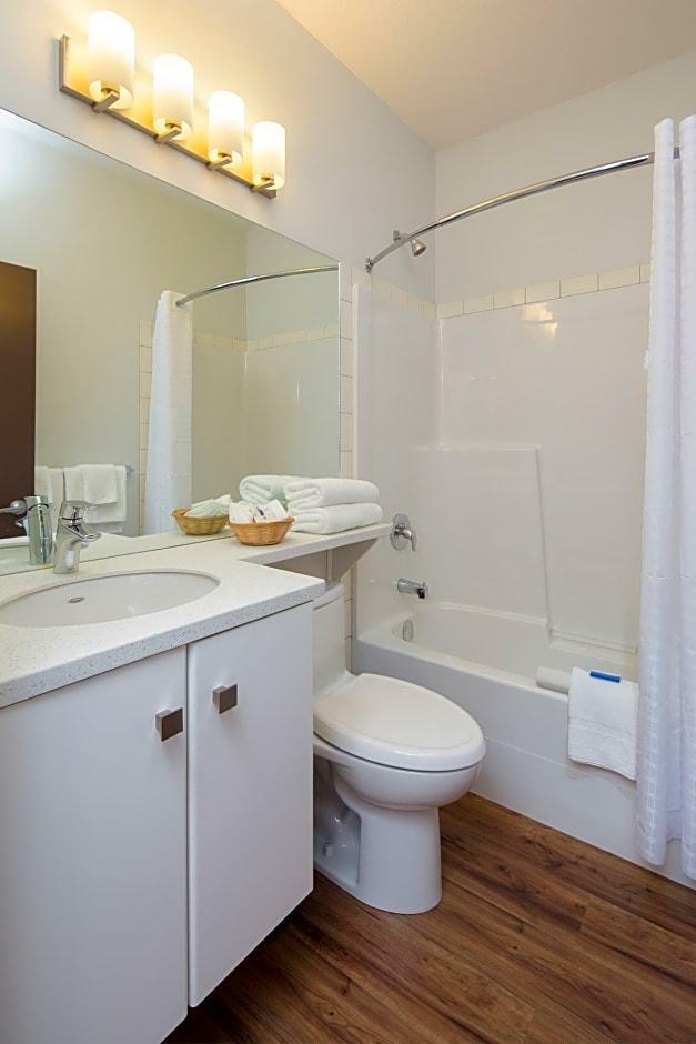 Hotel Kelowna Inn & Suites