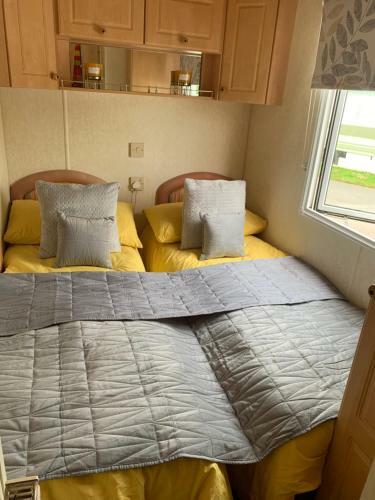 26 Riverview 8 Berth Caravan With Free Fishing