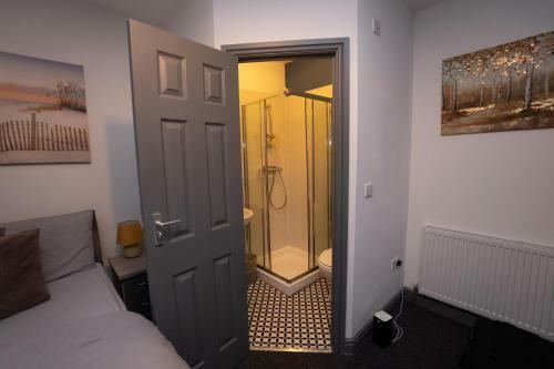 *4 Bed House *central *newly Refurbished *parking