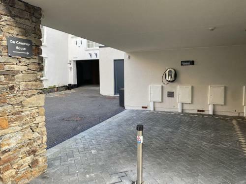 2 de Courcey House - Architect Designed Luxury Apartment With Parking, Central Dartmouth