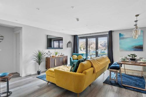 2 de Courcey House - Architect Designed Luxury Apartment With Parking, Central Dartmouth