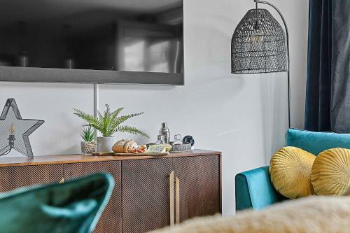 2 de Courcey House - Architect Designed Luxury Apartment With Parking, Central Dartmouth
