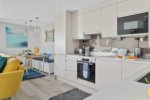 2 de Courcey House - Architect Designed Luxury Apartment With Parking, Central Dartmouth