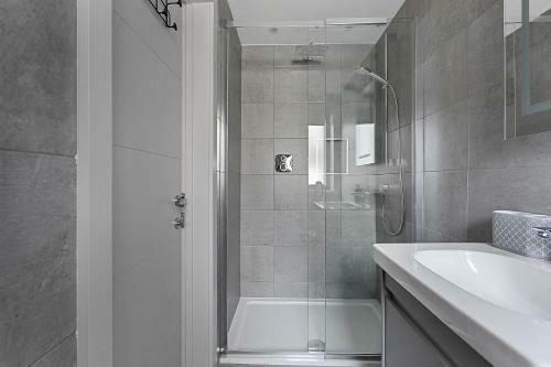 2 de Courcey House - Architect Designed Luxury Apartment With Parking, Central Dartmouth