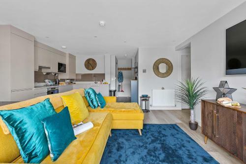 2 de Courcey House - Architect Designed Luxury Apartment With Parking, Central Dartmouth