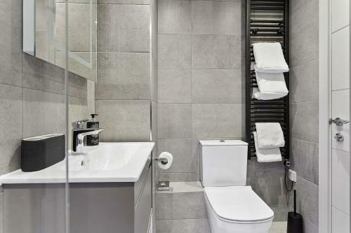 2 de Courcey House - Architect Designed Luxury Apartment With Parking, Central Dartmouth