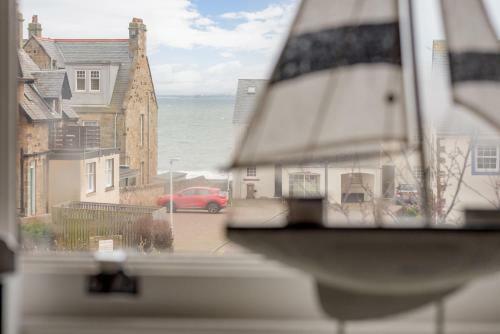 Lovely 2 Bedroom Apartment In Elie