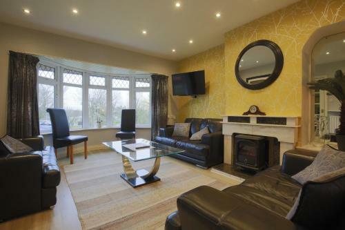 Spacious 4 Bedroom Home - 5 Min Walk To Town