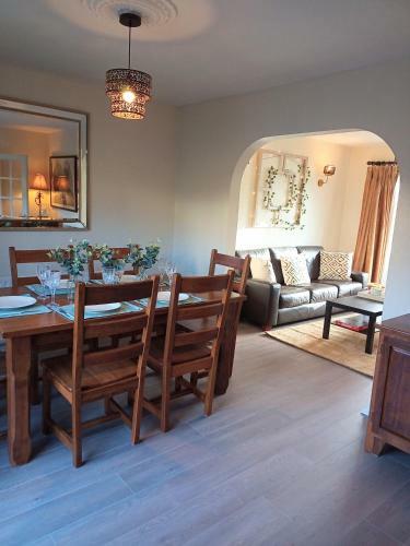 Fabulous 3 Bed Townhouse Overlooking The Water