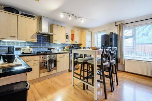 Stylish 2 Bedroom Apartment, Central Exeter, Parking On Site