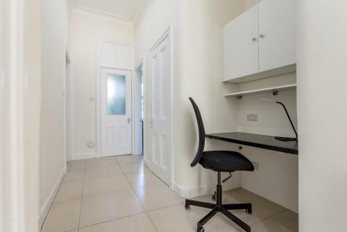 Colonial Victorian Apartment, Fab Central Location