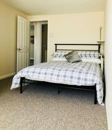 Large Central Falmouth Apartment With Views And Parking