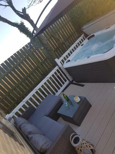 Hillingworth's Hot Tub Retreat