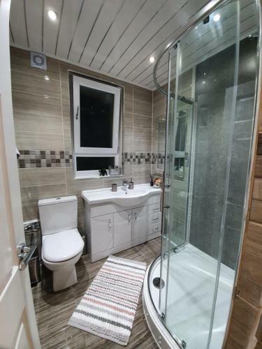 Apartamento Glasgow Comfortable And Modern 3 Bedroom Mid Terraced Villa