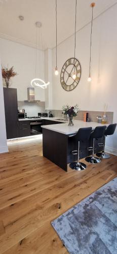 Executive 2 Bedroom Apartment Prime West End Location For Cop 26