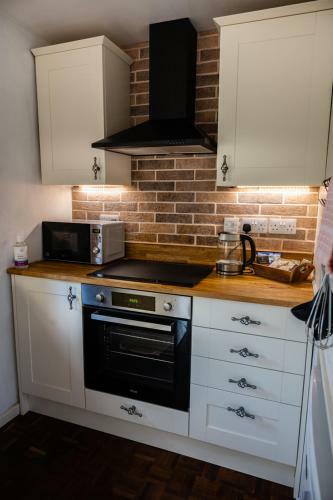 Holly Cottage. Romantic Getaway. Tourist Base.
